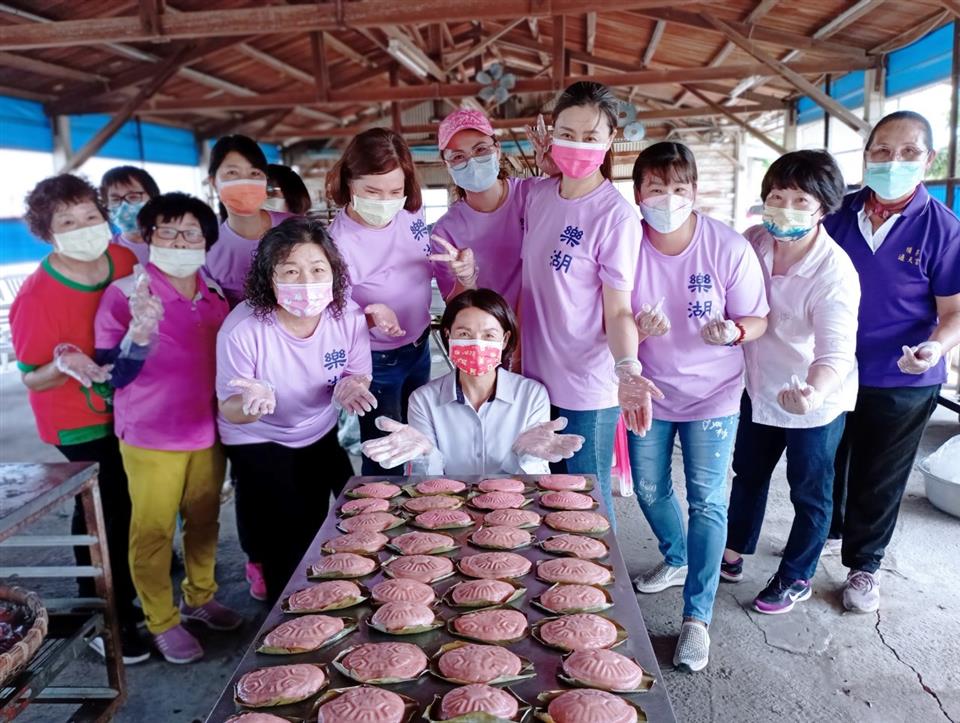 04月份鎮政活動剪影1110423福安宮媽祖生，祝壽活動，黃鎮長親手製作紅龜糕